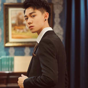 ����ɫͬ�����b����